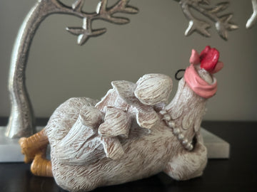 Hen With Glasses & Pearls farmhouse décor, . Great gift - Artisticspacedecor